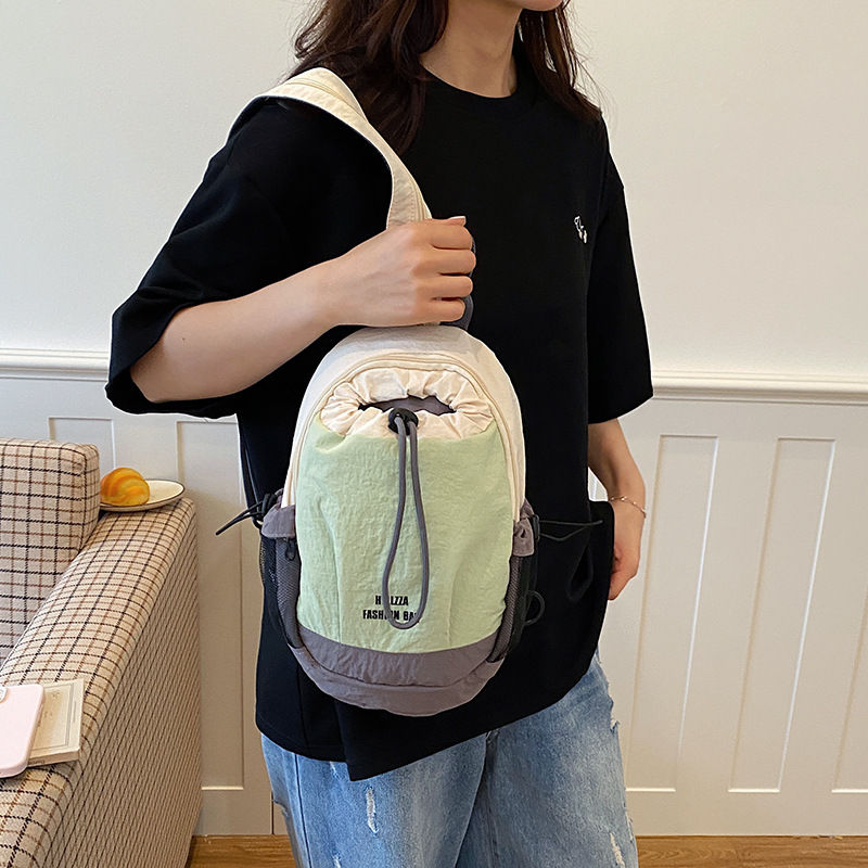 Mochila pequeña al aire libre para mujeres ligera y de alto valor multifuncional, bolso de hombro de doble propósito, bolso de hervidor de agua de senderismo
