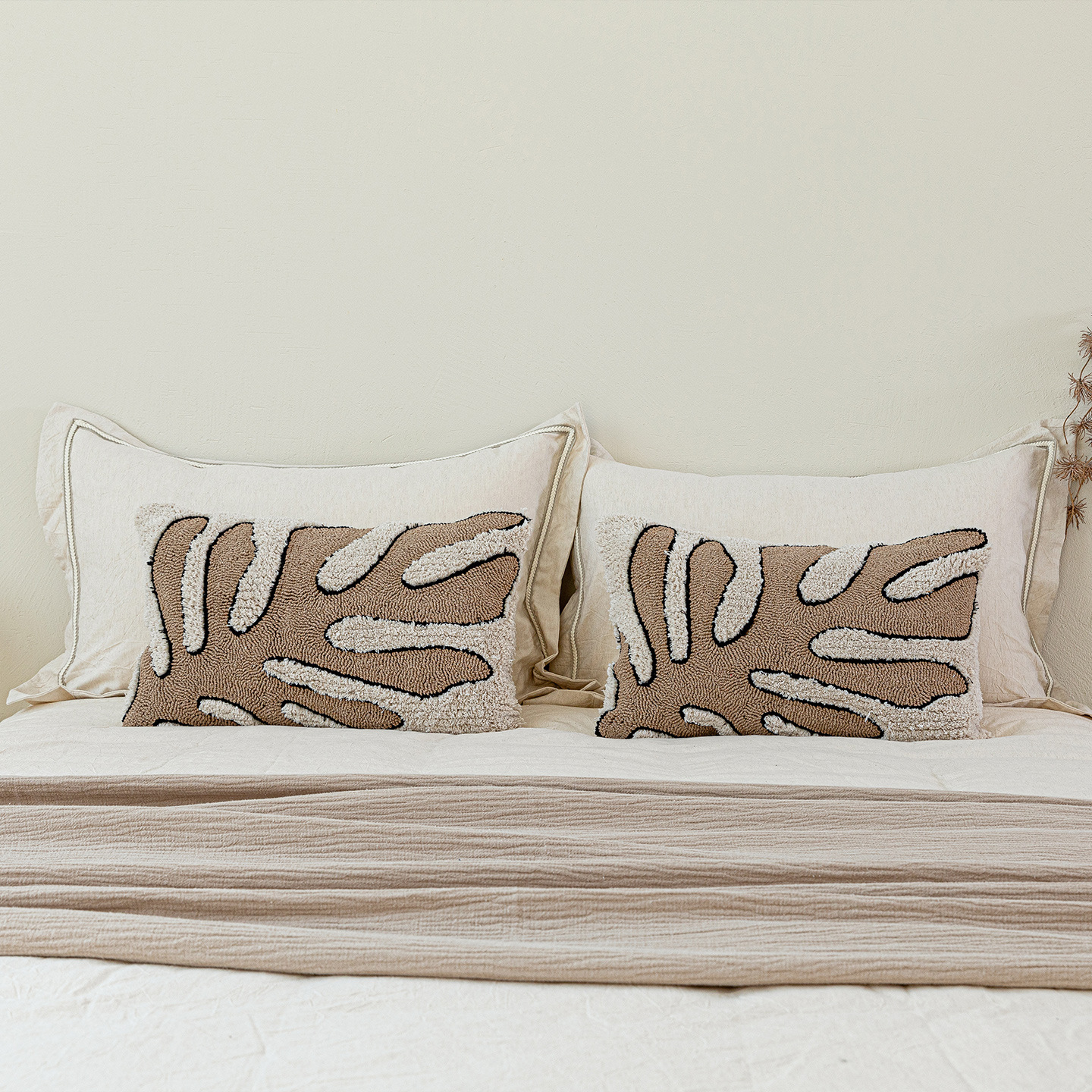 Brown and white plant-themed three-dimensional loop velvet embroidered throw pillow, wabi-sabi style, for model rooms, guesthouses, and bedroom bedding sets with matching blankets