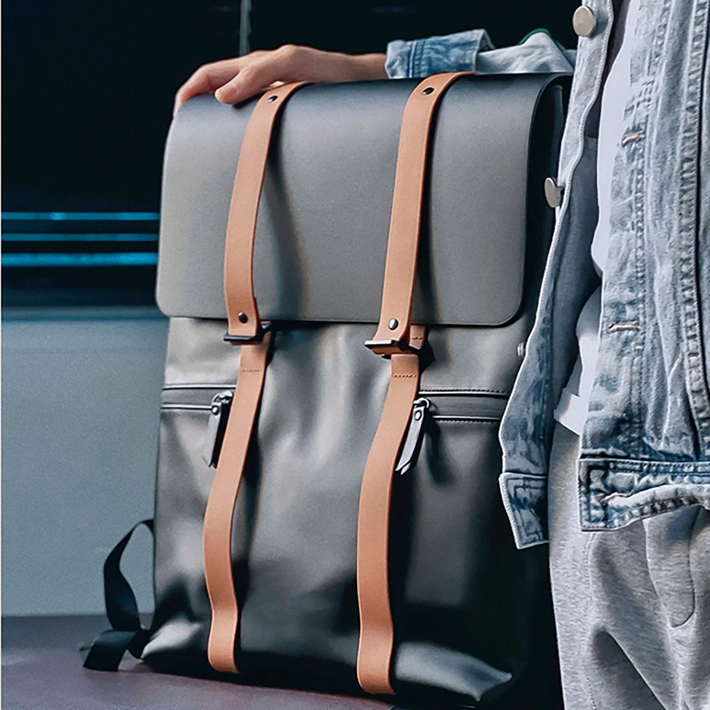 Premium Business Laptop Backpack For Men And Women, 16-Inch Leather Commuter Bag, Professional Work And School Backpack - Thumbnail 7