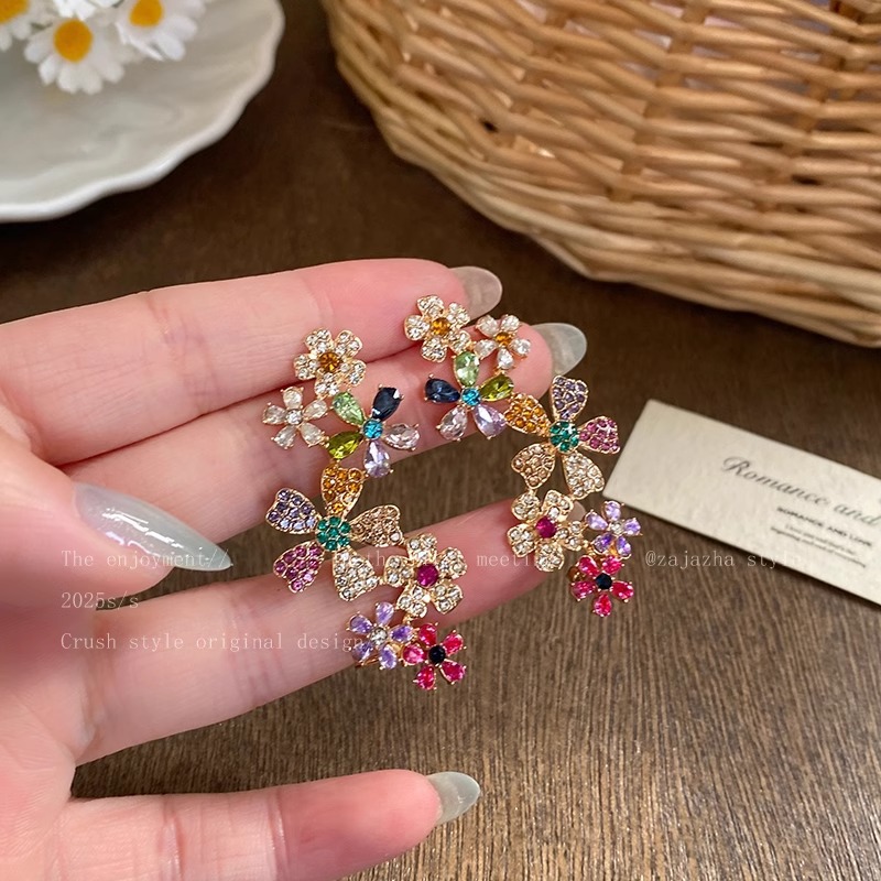 Orecchio alla moda con atmosfera esagerata, lussuoso, squisito, dolce e luminoso, senza fori, con fiori a blocchi di colore, per l'inizio della primavera_voghion.com