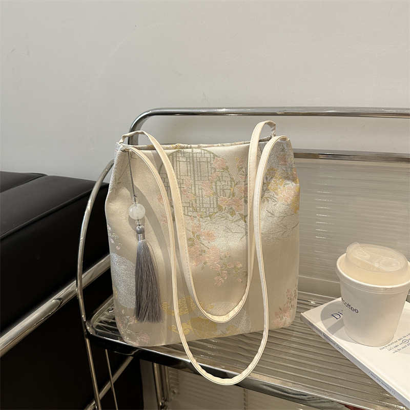 Nueva bolsa bordada de estilo chino de gran capacidad para mujeres 2024 nueva bolsa de hombro de viaje de verano