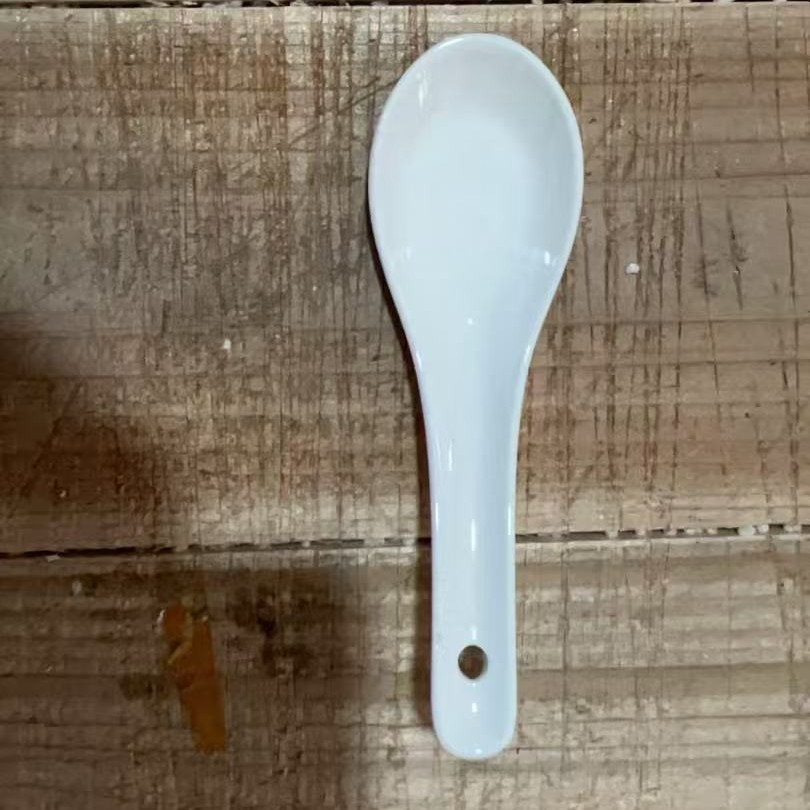 구멍이 있는 납작한 스푼(길이 14cm)