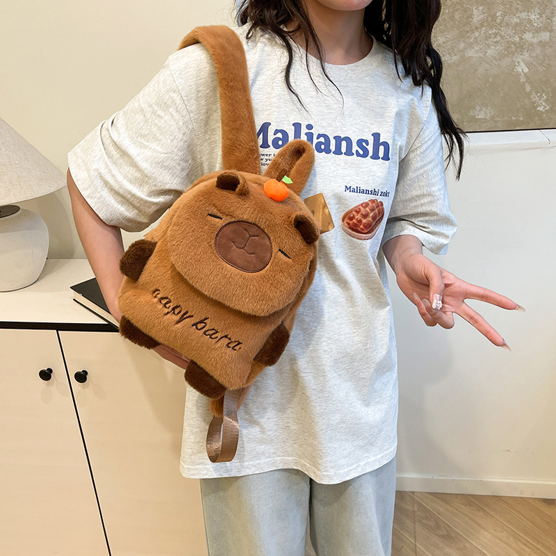 新款卡皮巴拉单肩包斜挎包毛绒公仔包包女水豚手机包女通勤双肩包