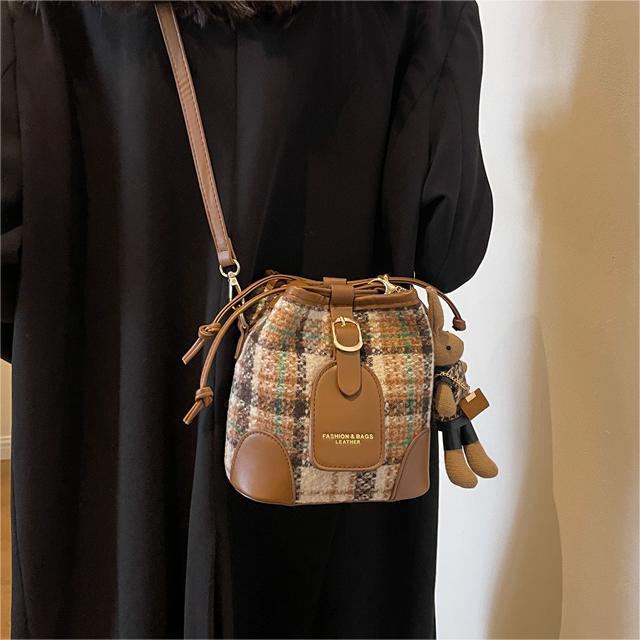 Textura de alto grado todo partido crossbody cubo hombro pequeño bolso para las mujeres 2023 nueva moda viajero retro bolsa de mensajero