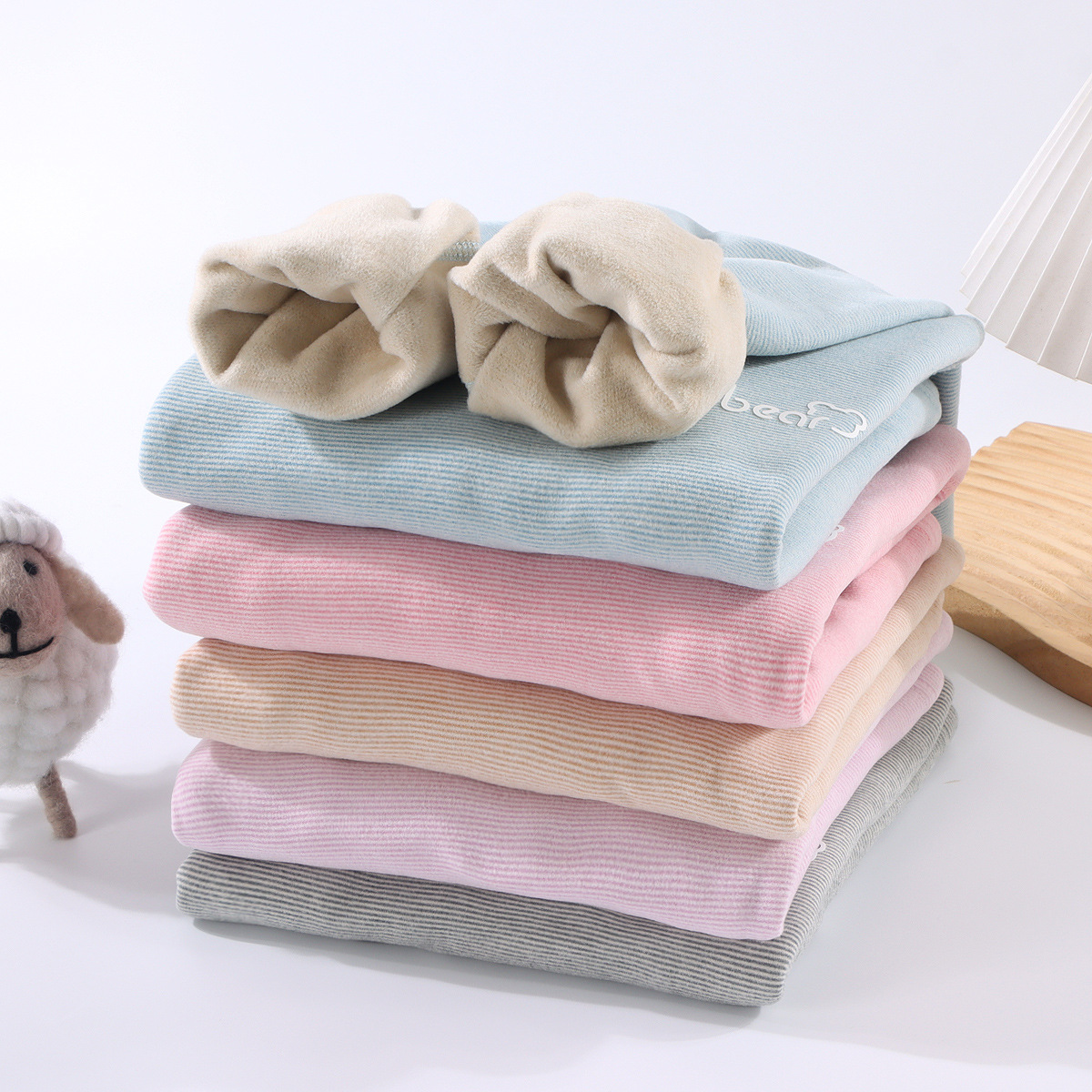 Pijamas calientes para niños con terciopelo engrosado otoño y invierno para hombres y mujeres tesoro hogar en terciopelo para niños grandes chaqueta de otoño conjunto de pantalones de otoño