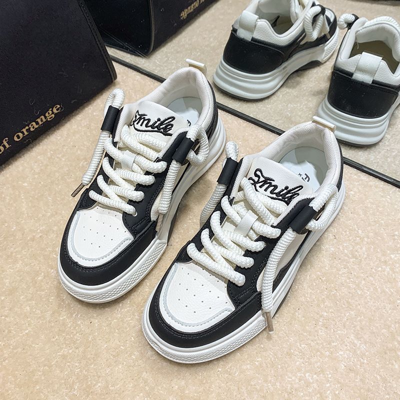 Nuevo estilo coreano zapatos blancos de suela gruesa zapatos de mesa de comercio exterior de todos los partidos para mujeres Zapatos de pan de nicho de moda nacional de estilo preppy 2023