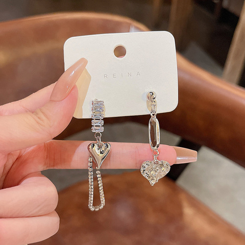 The same trendy asymmetrical heart-shaped earrings for women, made of S925 silver, with delicate light luxury and niche design, featuring micro-set zirconia.