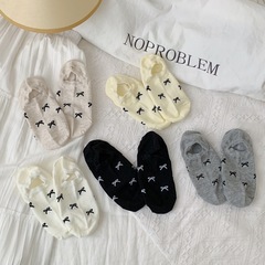 夏の薄いタイプの蝶結びの靴下の浅い口のソックスのinsの風の後で滑り止めの点のゴムの隠れた靴下の韓国版の通気性の靴下