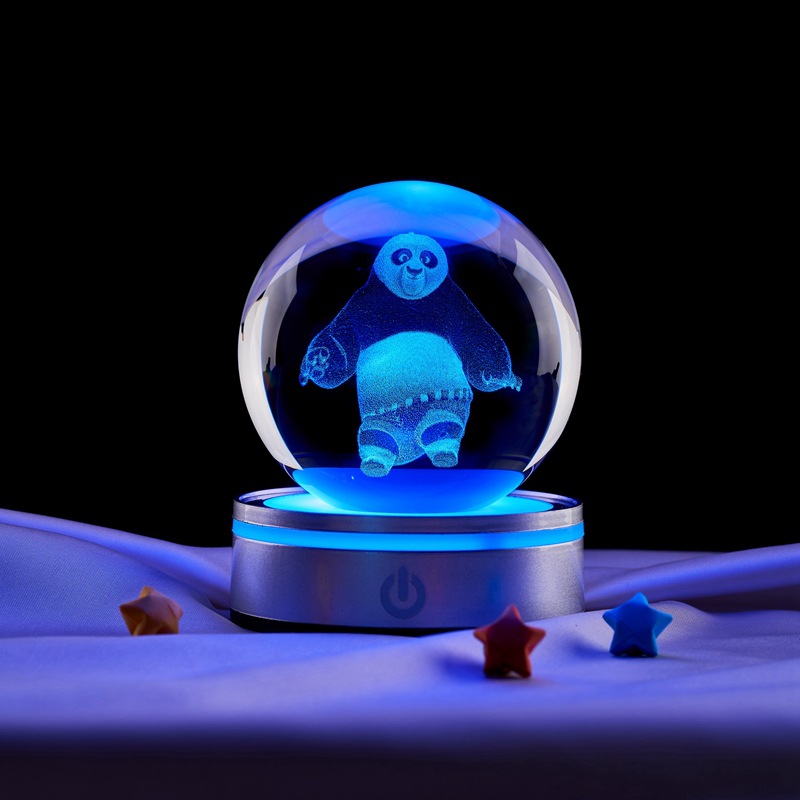 Kung Fu Panda dibujos animados bola de cristal de color 3D escultura interior luminosa cristal adornos base de madera adornos luminosos