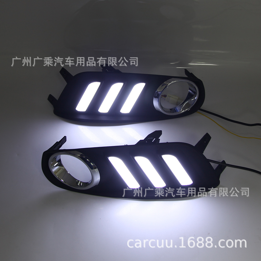 Aplicable a 12-15 Nissan Lida caballo salvaje streamer luz diurna de tres colores