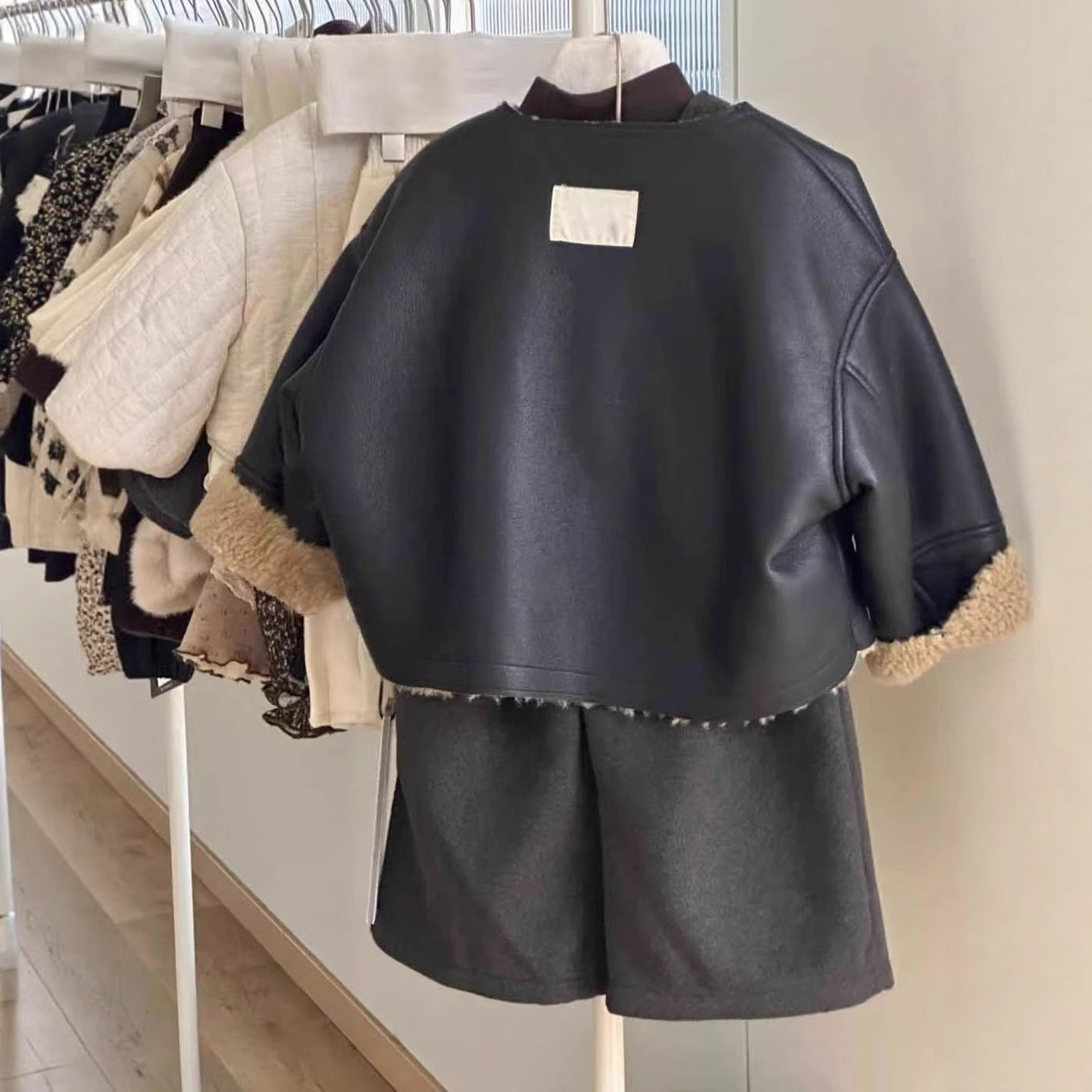 Chaqueta de niñas para niños primavera y otoño 2025 nuevo bebé femenino enorme hermoso negro chaqueta de vestir