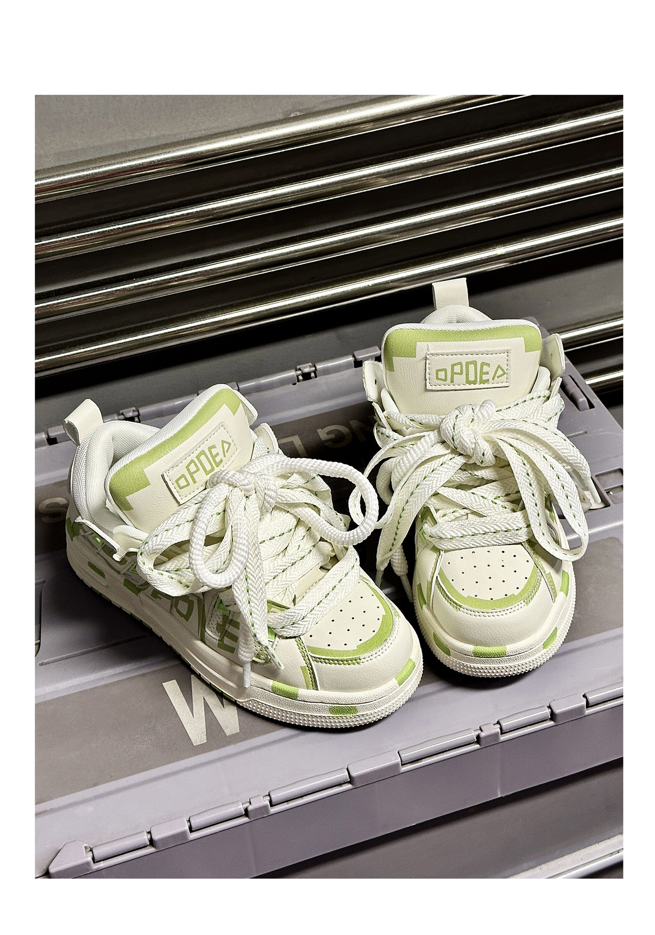 Neue hellgrüne Brettschuhe, trendige Schuhe, Straßentrend, Graffiti-Pixel, Paar Schnürsenkel, Brotschuhe, Brettschuhe_voghion.com