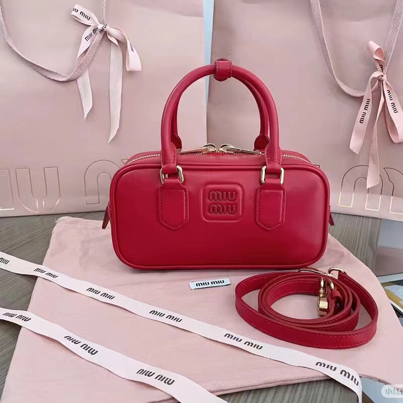 miu ボウリングバッグ新しいプリーツレトロボストンピローバッグシングルショルダークロスボディポータブルブリーフケース小さな正方形バッグ|undefined