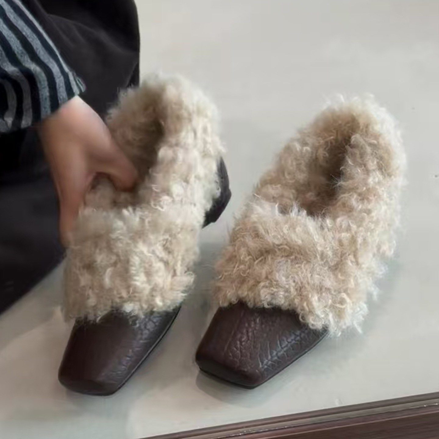 复古方头内增高毛毛鞋女2025冬季新款加绒时尚百搭平底单鞋小皮鞋