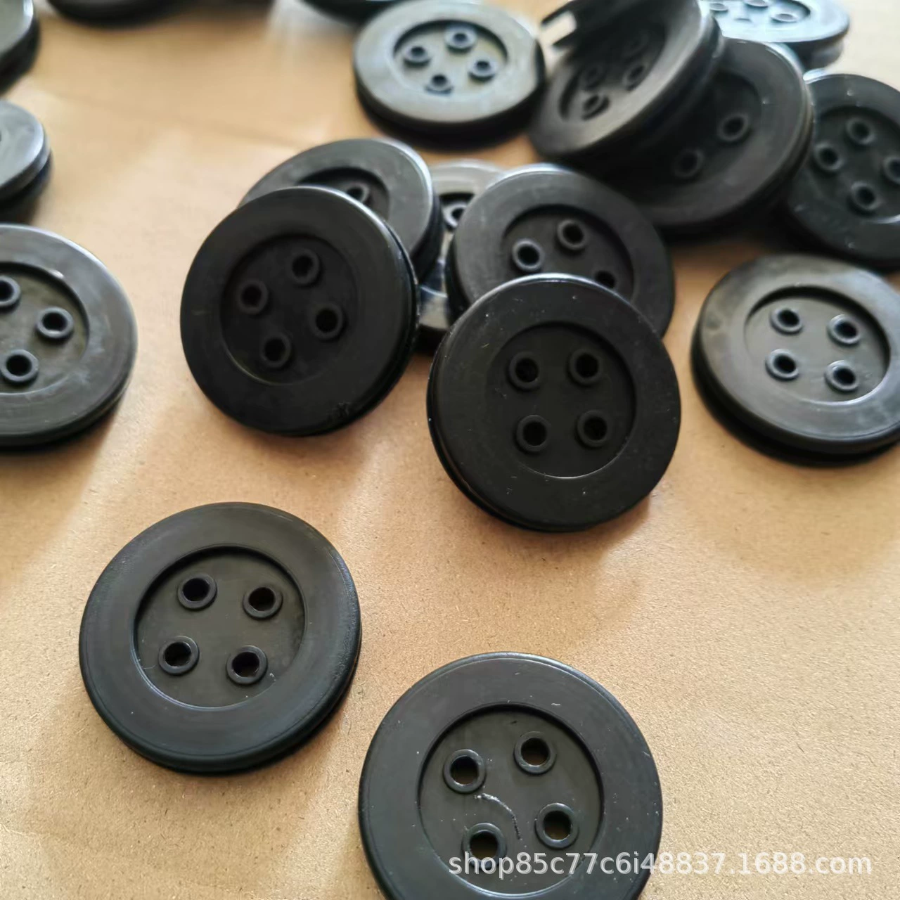 Пылезащитное кольцо для автомобильных ламп, необходимое для модернизации автомобильного освещения, пыле- и водонепроницаемое уплотнительное кольцо с четырьмя отверстиями на выпуклой поверхности.