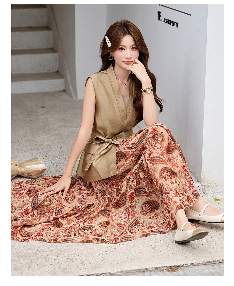 Bộ váy hai mảnh gồm áo vest không tay cổ V và chân váy midi họa tiết hoa, phong cách kỳ nghỉ — màu trắng, màu kaki, màu cà phê chi tiết 32