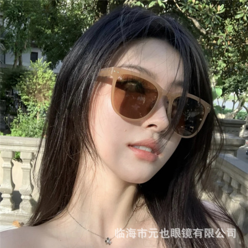 Folding Sunglasses for Women with a Refined Tea Color, High-Aesthetic Men's UV Protection Sunglasses for Street Style and Fashion Trends