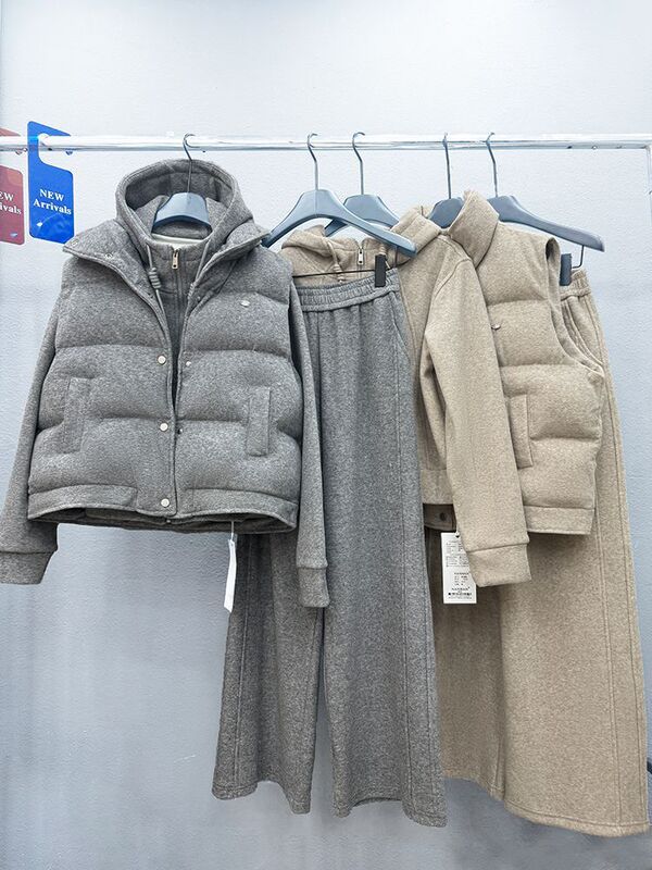 High-End Popular Sports Style Suit for Women in Autumn and Winter New Short Sweatshirt Thickened Sleeveless Vest Three-Piece Set for Women