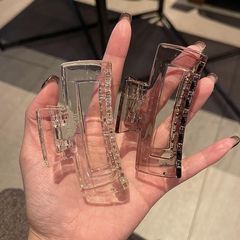 欧陽娜娜は同じタイプの透明なサメのクリップを挟んで髪を挟みます。