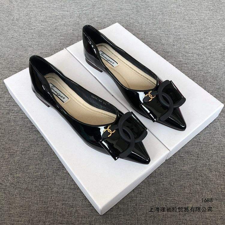 Hong Kong women's flat shoes, new autumn style, pointed toe, shallow mouth, soft sole, loafers, red patent leather women's soft leather shoes