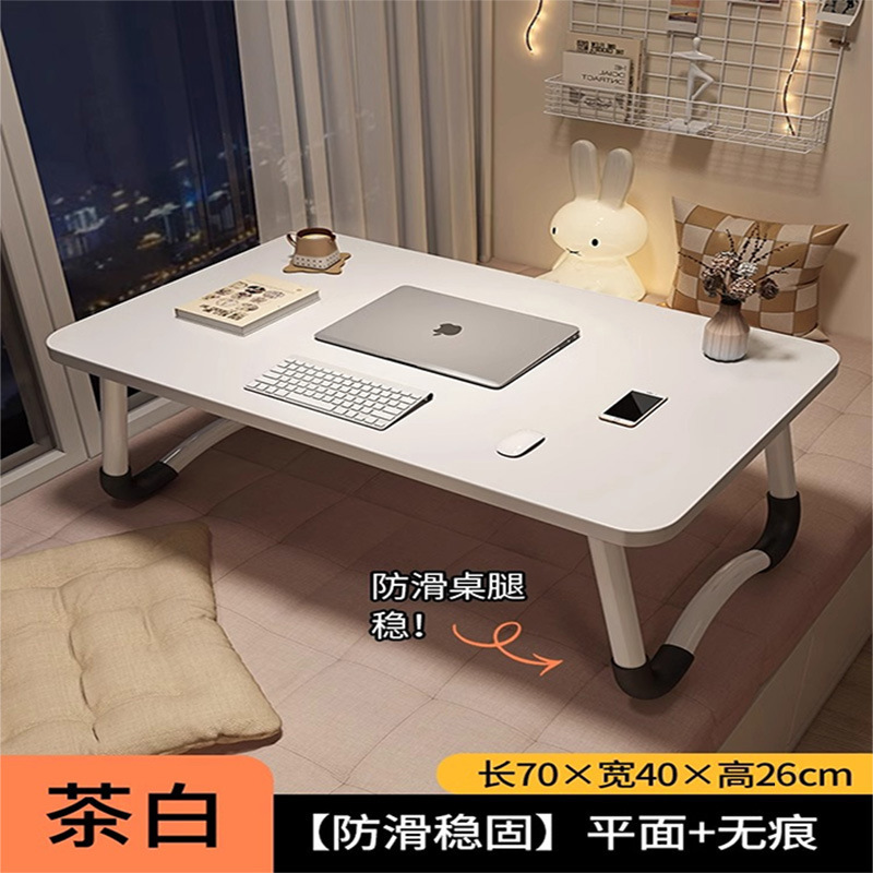家庭用のノートパソコンの机が窓をはねています。|undefined