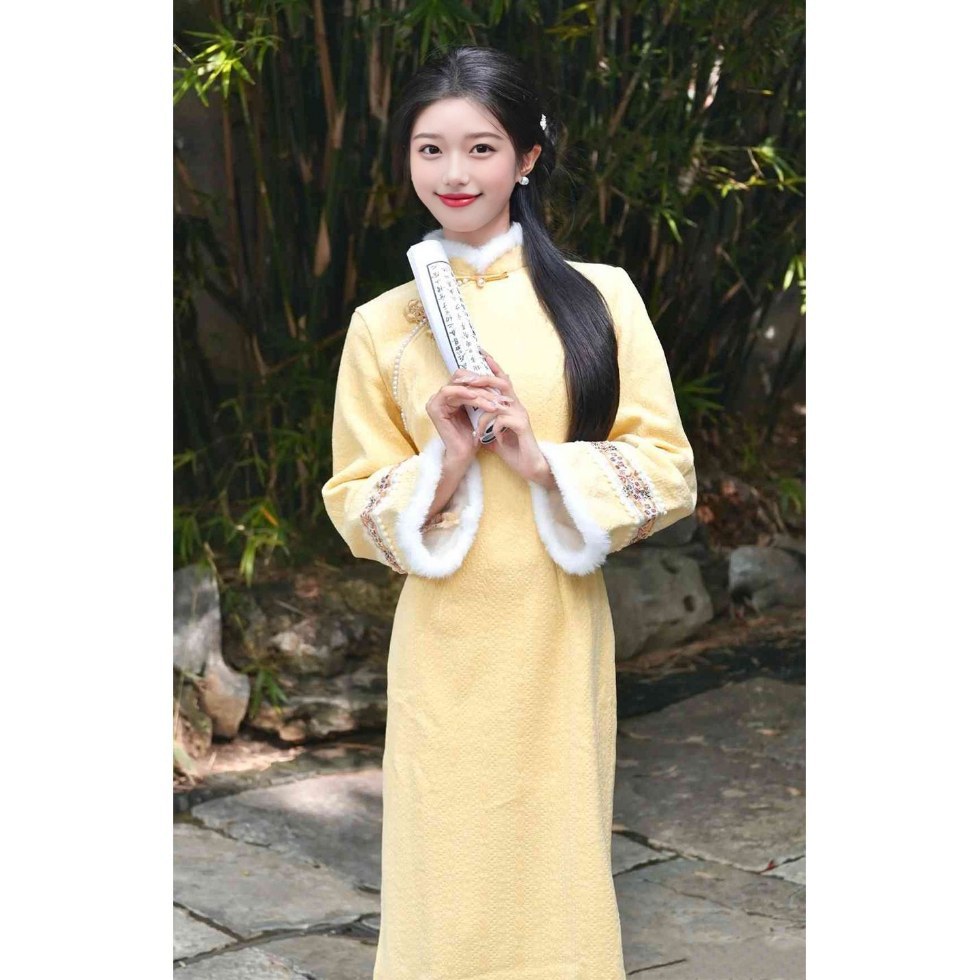 新中式国风鹅黄色毛领改良旗袍裙年轻少女款温柔气质连衣裙2025冬