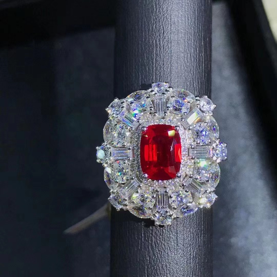 Anillo de rubí artificial de 2,3 quilates incrustado con material de diamante de alto carbono 9K y joyas de piedra Seiko Europa y América