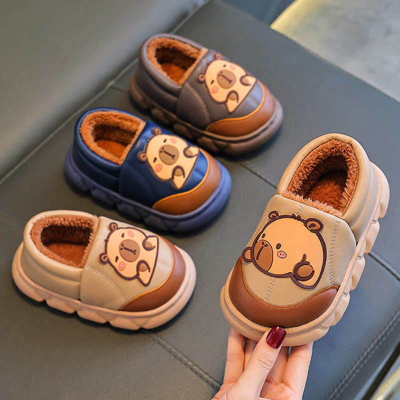 Kapibara otoño y invierno bolsas de zapatos de tacones de algodón de piel PU impermeable y cálida, zapatillas de algodón para niños en casa.