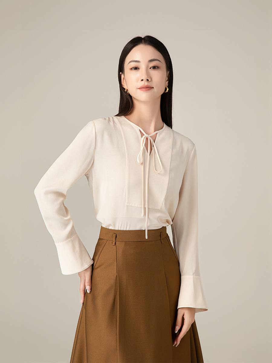 Áo sơ mi cổ V phối nơ Xingge kiểu Pháp, chất liệu satin acetate mềm mại, dáng suôn tôn dáng — Gạo Sâm banh