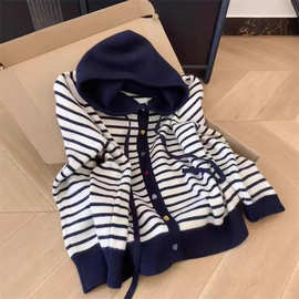 日系温柔风连帽软糯针织开衫2025秋冬新款条纹彩扣长袖毛衣女外套