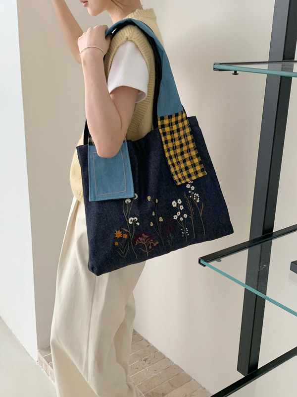 レトロドライフラワー刺繍デニムバッグフォレストスタイル大容量ショルダーバッグスプライシングデザイン通勤バッグ女性の秋冬新スタイル|undefined