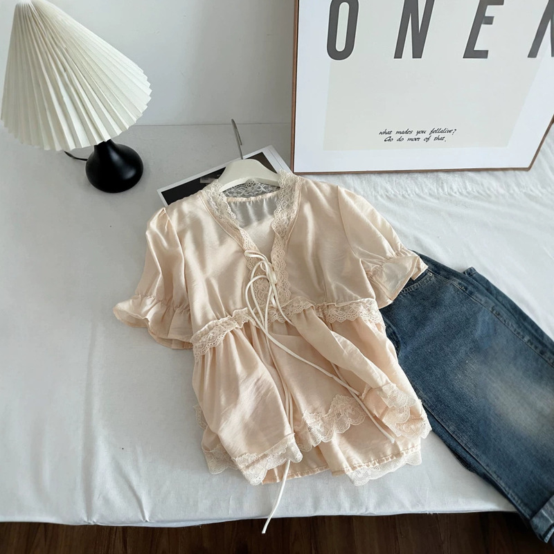 French Romantic Lace Splicing Strappy V Neck Short-Sleeved Shirt for Women Summer 2026 Babydoll Shirt Age-Reducing Short Style 7340 French Romantic Lace Splicing Strappy V Neck Short-Sleeved Shirt for Women Summer 2026 Babydoll Shirt Age-Reducing Short Style 7340