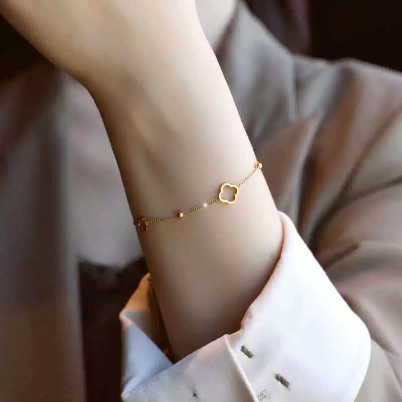 Cuatro hojas de hierba hueco collar de mujer 18k oro chapado con cuentas de diseño sofisticado personalidad de alta calidad cadena de clavícula roja no se desvanece