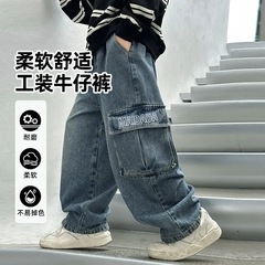 男の子のジーパンの子供のズボンの春と秋のデニムの工装のズボンの中で大きい子供の格好のゆったりしている広脚は代行します。