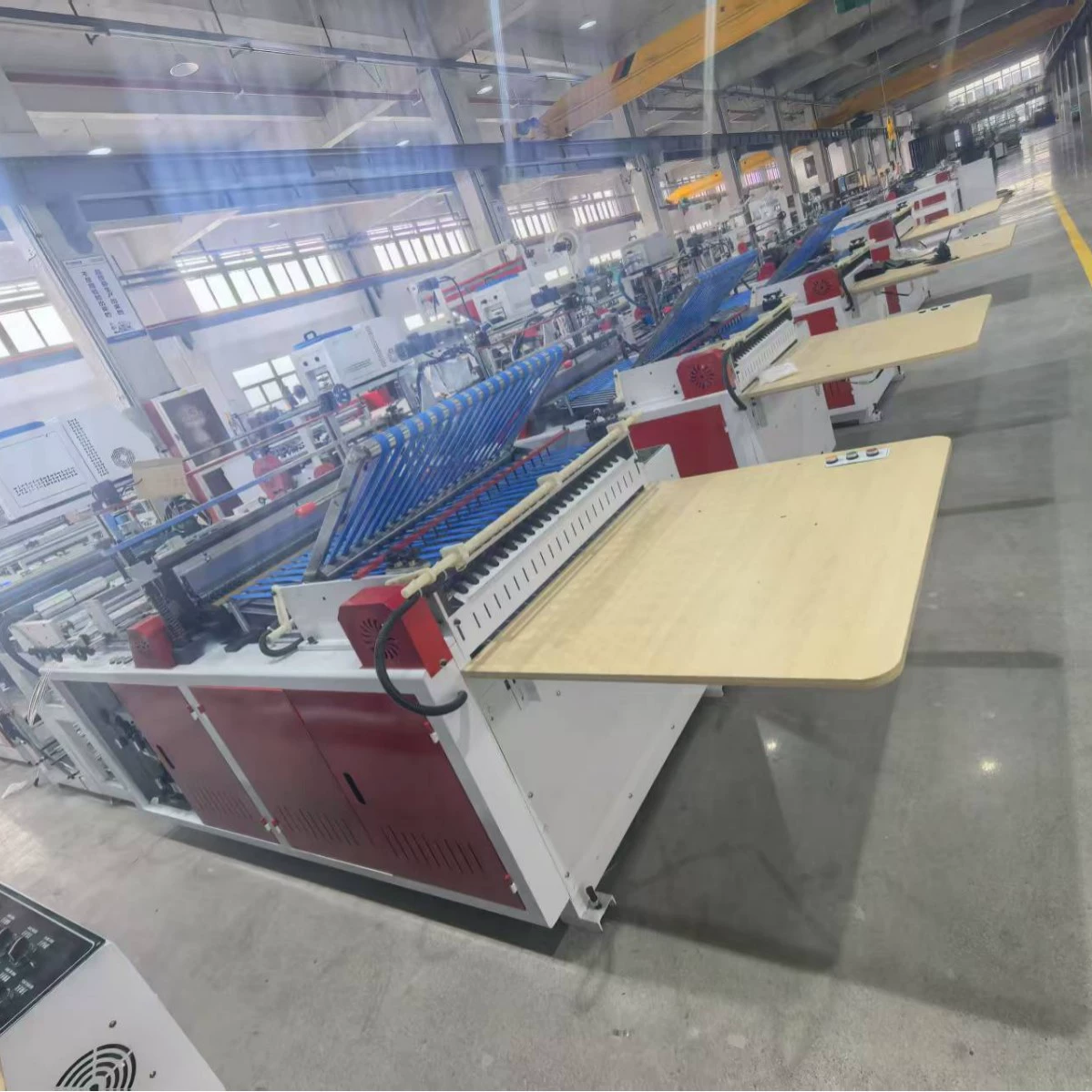 Автоматическая высокоскоростная машина для производства пакетов, высокоскоростная машина для производства пакетов для одежды и экспресс-пакетов с двойной сервоприводной боковой сваркой