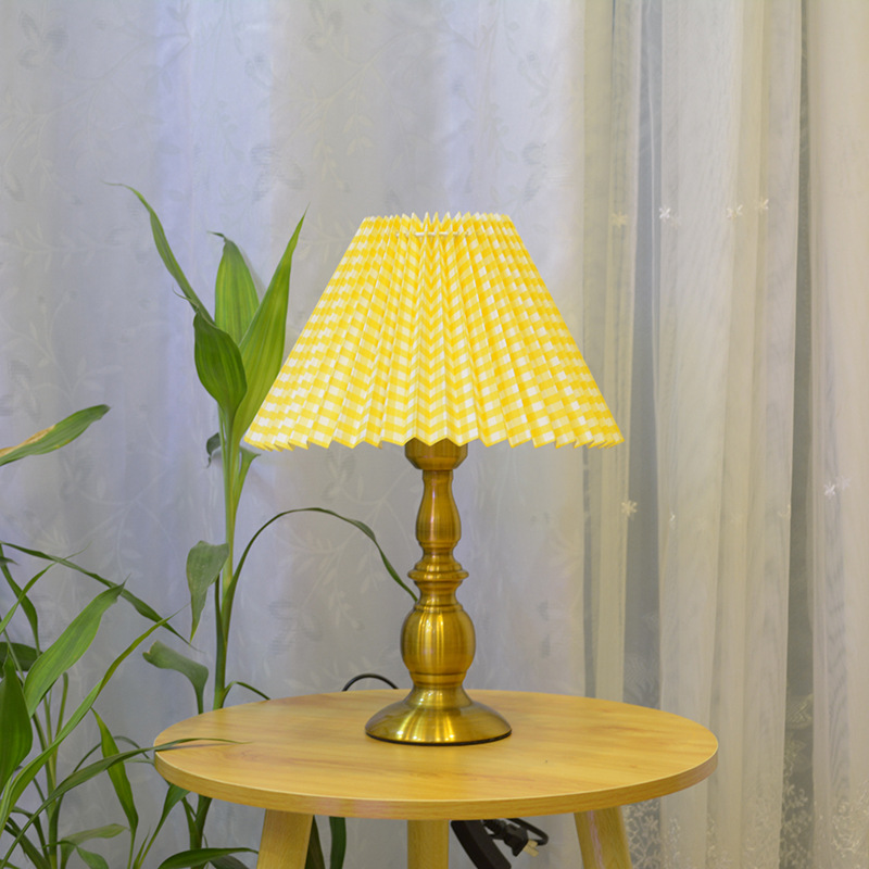 Lámpara de mesa retro de bronce simple posmoderna lámpara de mesa de noche de dormitorio europeo simple lámpara de mesa regulable lámpara de mesa Luz de boda estilo de lujo