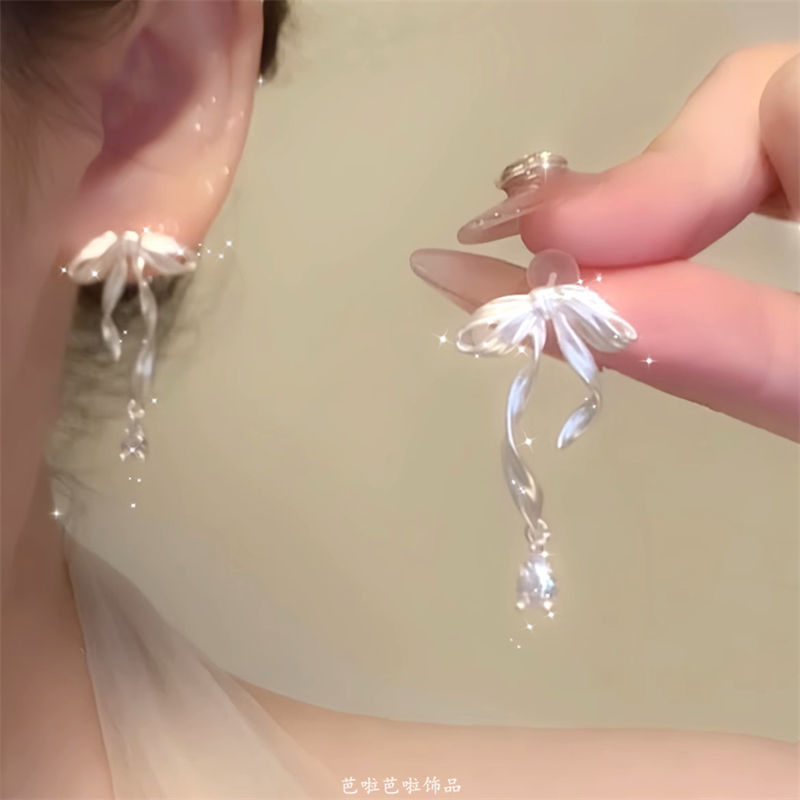 真珠のツバキの花の蚊帳の耳のクリップの耳の穴がない女性の新型の高級感の花のフランスの気質のイヤリング