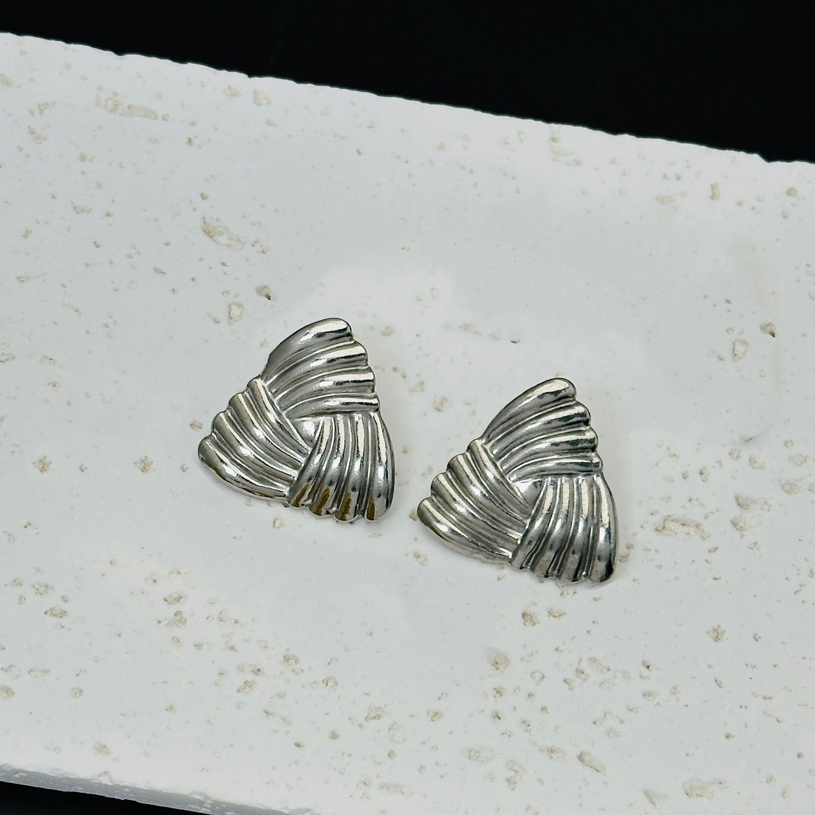 Pendientes de acero inoxidable a rayas cuadradas de tendencia de alta gama transfronteriza europea y americana Pendientes de 18K de lujo ligero para mujer al por mayor