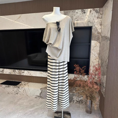 オフショルダー半袖Tシャツ女性用2025新作夏バットスリーブリヨンドセリンデザイン斜め肩トップ