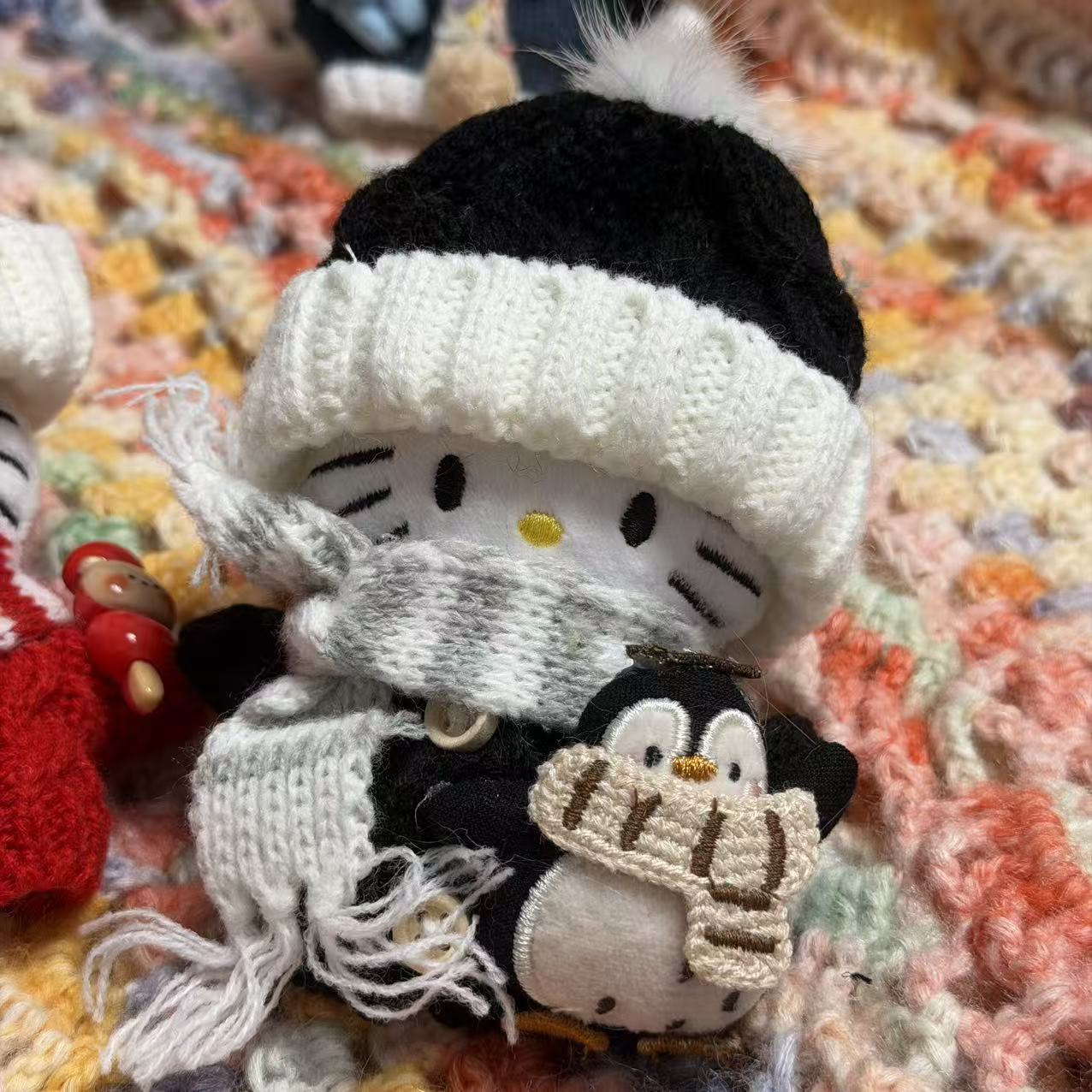 黒麦わら帽子キティ帽子ベビーペンダントラブバックル人形人形かわいいヘップバーンスタイルペンダントキーホルダー