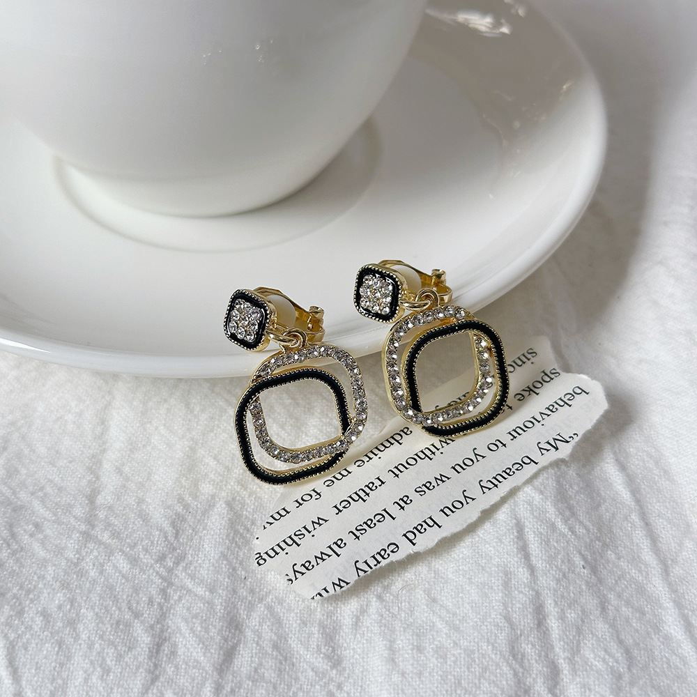 Versión coreana del temperamento de camelia, sin orejas perforadas, pinza para la oreja, flor de perla, tablero de ajedrez, pinza para la oreja triangular con diamantes, pendientes de nicho para mujeres