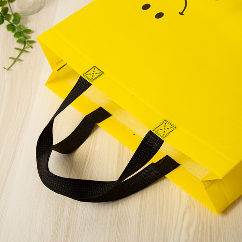 Manufacturer wholesale non-woven fabric color printed and laminated cartoon clothing handbags shipped on the same day and can be printed with LOGO