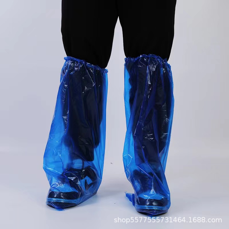 Cubierta de zapato larga desechable PE engrosada a prueba de polvo a prueba de lluvia color transparente banda de goma azul oscuro cordón cubierta de bota a la deriva