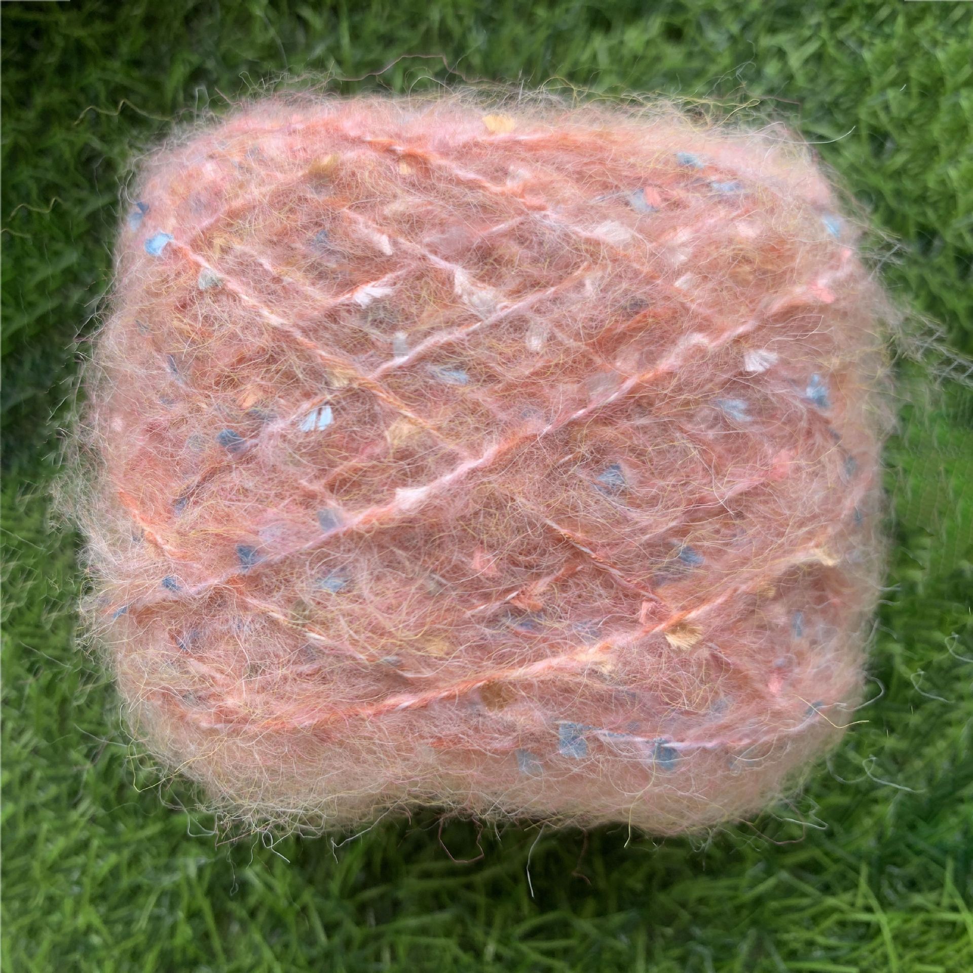 Venta al por mayor de mohair hilo de lentejuelas medio grueso colorido hecho a mano diy ganchillo piel suave suéter bola de lana paquete de material