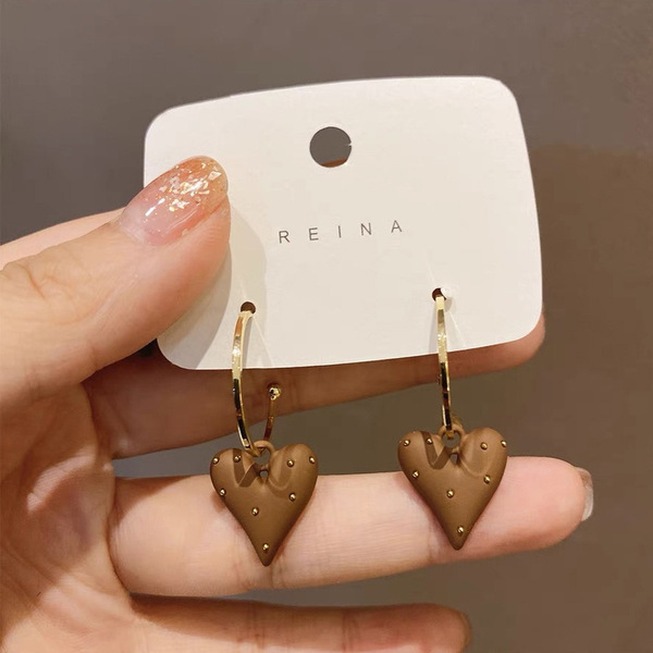 Retro white elegant earrings