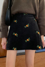 刺绣灯芯绒半身裙秋冬女新款高腰学生显瘦字包臀裙短裙大码