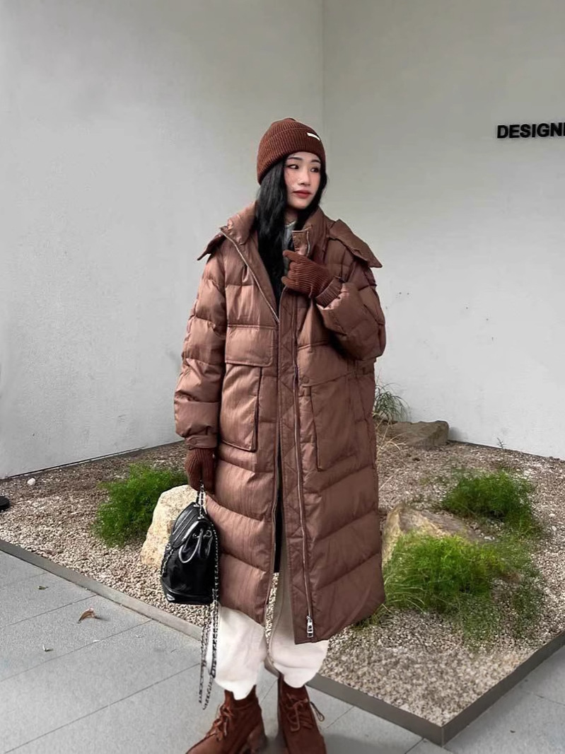 Chaqueta larga de plumón de ganso sobre la rodilla 90 chaqueta suelta con capucha de terciopelo temperamento tejido de textura de viaje arrugado ropa de mujer 24 invierno
