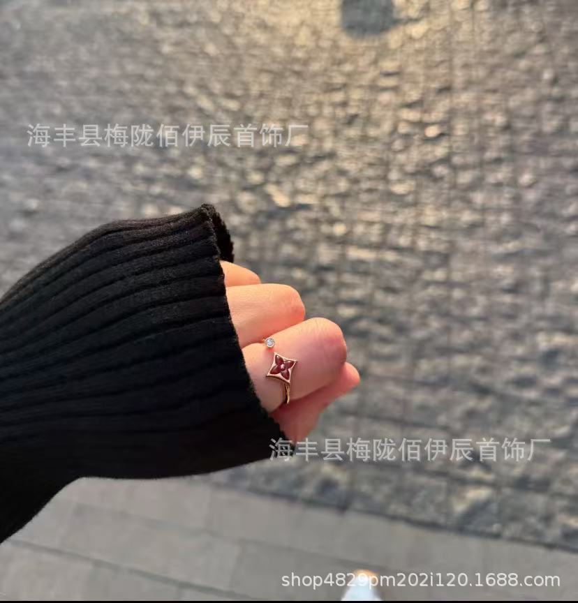 ロバの家四葉草四花五花ブレスレット女性用18Kローズゴールドメッキ軽奢菱形丸型白貝母ネックレスins