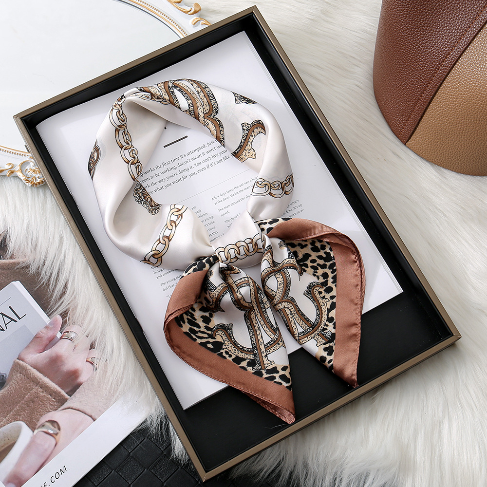 Luz de lujo de alto nivel estampado de leopardo elemento de cadena impresión 70 bufandas de seda simuladas primavera y otoño moda con bufandas de hombro