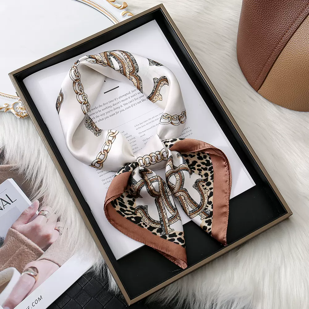 轻奢高级感豹纹链条元素印花70仿真丝丝巾春秋季时尚搭配披肩围巾